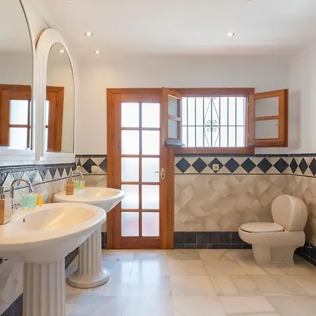 Willa Giovanni - Center - Heated Pool